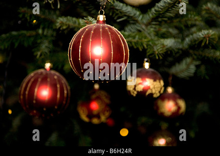 Glaskugeln hängen auf einem traditionellen Weihnachtsbaum. Stockfoto