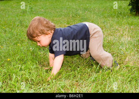 Crawlying kleiner Junge 1 Jahr alt Stockfoto