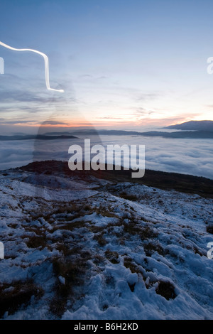 Der Geist von einem Walker auf Wansfell Hecht in Lake District Großbritannien mit Tal Nebel unten Stockfoto