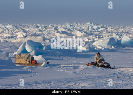 Inupiaq Walfänger schleppt einen Schlitten Ausrüstung auf dem Packeis im Frühjahr Walfang Sesason Chukchi Meer Arktis Alaska Stockfoto