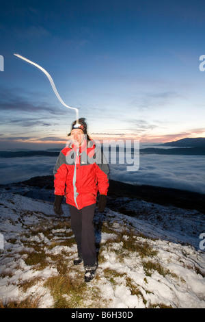 Ein Walker auf Wansfell Hecht in Lake District Großbritannien mit Tal Nebel unten Stockfoto