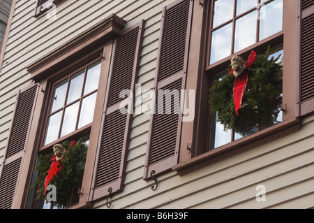 New York NY 12. Dezember 2008 Staubschutzklappen Windows mit Weihnachtskränze schmücken Fassade von 17 Grove Street © Stacy Walsh Rosenstock Stockfoto
