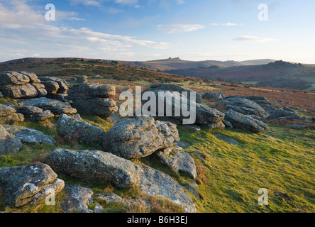 Granitfelsen auf Hayne unten mit Haytor Rocks und Hound Tor im Abstand Dartmoor Nationalpark Devon England UK Stockfoto