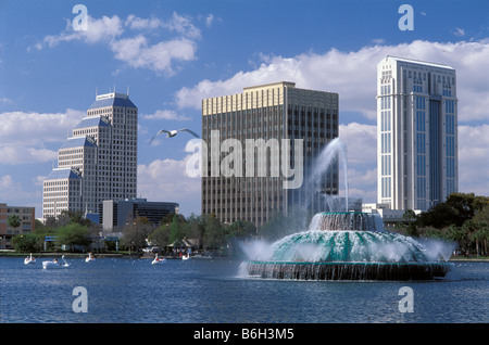 Orlando, Florida, spiegelt die Skyline Innenstadt in Lake Eola nach Sonnenuntergang Stockfoto