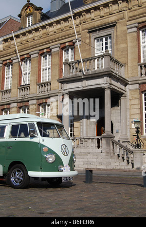 Klassische VW-Bus im Rathaus Roermond Niederlande Stockfoto