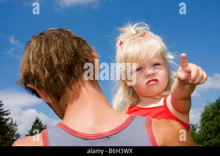 Blonde 2 Jahre alten Mädchen mit ihrem Großvater Stockfoto