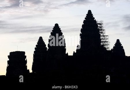 Schwarze Gestalt des Angkor Wat Tempel, die vor dem Sonnenaufgang, Siem Reap, Kambodscha Stockfoto