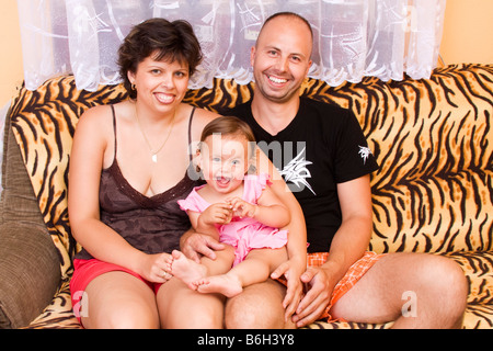 Lächelnd, glücklich Familie Mann 32 Jahre alt, mit seiner Tochter 16 Monate alt und seine Frau 29 Jahre alt Stockfoto