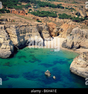 Portugal, Algarve, Luftaufnahme von einem ruhigen Strand im Sommer Stockfoto