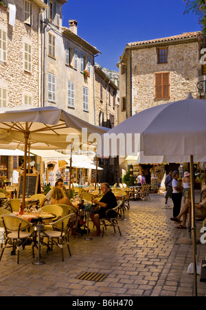 Französische Café Bar Restaurants auf dem Platz in der Altstadt von Vence, Cote D'Azur, Provence, Frankreich, Südfrankreich Stockfoto