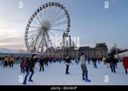 Cardiff-Winter-Wunderland "Admiral Eye" und auf die Eisbahn Schlittschuh laufen Stockfoto