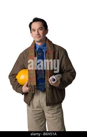 Porträt eines Mannes mit Schutzhelm und Baupläne auf weißen backgreound Stockfoto