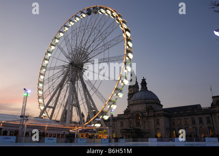 Cardiff-Winter-Wunderland "Admiral Eye" und Eis-Eisbahn vor dem Rathaus Stockfoto