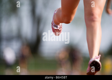 Läufer auf der Strecke, während ein hoher Schule Track & Feld gerecht zu werden. Stockfoto