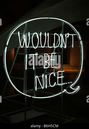 "Wäre es nicht Nizza" Zeichen in weißen Neon in der Nacht. Stockfoto