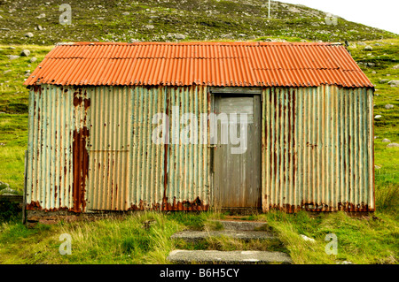 Zappelig Blechhütte, Wellblech, die Gebäude in Tarbeart Lewis Schottland zeigen, Alter und Farbe Stockfoto