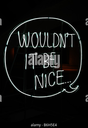 "Wäre es nicht Nizza" Zeichen in weißen Neon in der Nacht. Stockfoto