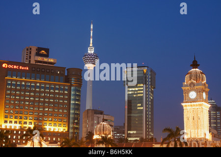 Aussicht auf KL Tower vom Merdeka Square in der Abenddämmerung, Kuala Lumpur Stockfoto