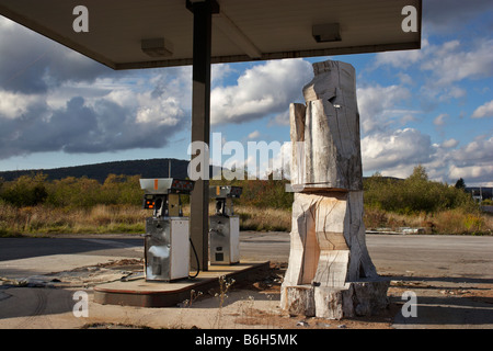 Das große geheimnisvolle Schnitzwerk im Gange auf dem Gelände eine verlassene Tankstelle Davis West Virginia Stockfoto