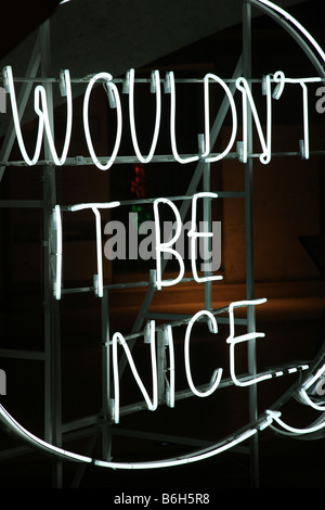 "Wäre es nicht Nizza" Zeichen in weißen Neon in der Nacht. Stockfoto
