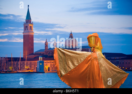Karneval in Venedig, Italien, mit St. George Island im Hintergrund Stockfoto