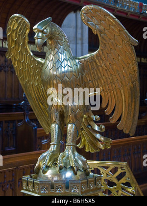 Ein viktorianisches Blasmusikalat in Form eines Adlers am St Cuthbert's College in Durham, Großbritannien Stockfoto