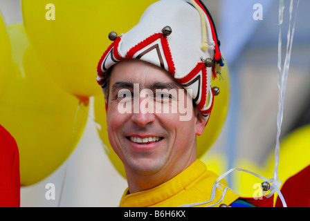Lächelnder Mann in traditioneller Kleidung in München mit gelben Ballons Stockfoto