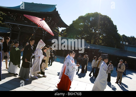 Eine traditionelle Shinto-Religion-Hochzeits-Zeremonie beginnt an der Meiji-Schrein, Tokyo, Japan, Sonntag, 7. Dezember 2008 Stockfoto