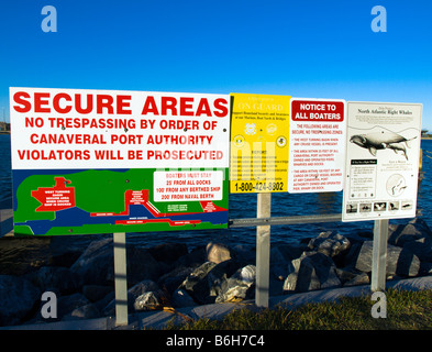 PORT-SICHERHEITSWARNUNGEN IN CAPE CANAVERAL AN DER ATLANTIKKÜSTE VON FLORIDA Stockfoto