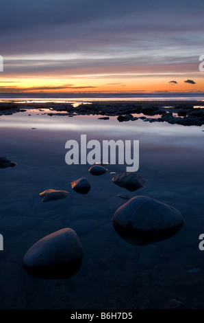 Dämmerung über Kiesstrand im Dunraven Bay in Süd-Wales Stockfoto