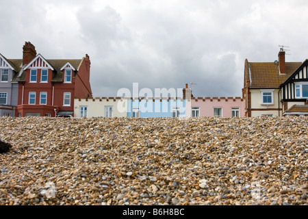 Dächer der Häuser hinter dem Kies von Aldeburgh beach Stockfoto