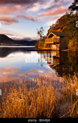 Am frühen Morgenlicht fällt auf das Bootshaus in der Nähe von Pooley Brücke am Ufer des Ullswater im Lake District England UK Stockfoto