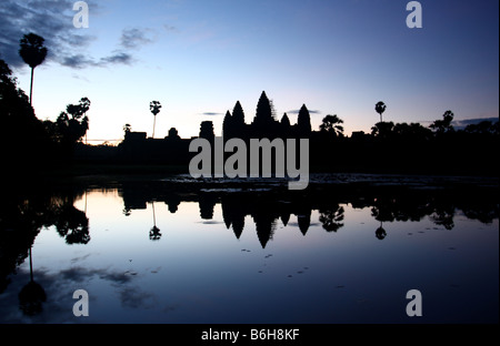 Schwarze Gestalt des Angkor Wat Tempel genommen vor Sonnenaufgang mit blauem Himmel spiegelt sich im Teich, Siem Reap, Kambodscha Stockfoto