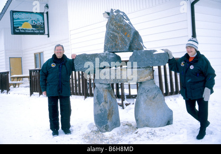 Paar posieren vor Polar Inn, Churchill, Manitoba, Kanada Stockfoto