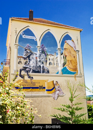 Wandgemälde an der Seite einer Hauswand in Monflanquin in Lot et Garonne, Südwestfrankreich, Europa Stockfoto
