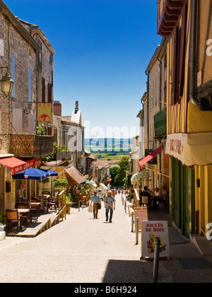 Französische hügeligen mittelalterlichen Straße in der Altstadt von Monflanquin, Lot-et-Garonne, Südwesten Frankreich Europa Stockfoto