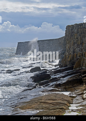 Der Hafen Wand mit den Wellen brechen über es an Cellardyke Fife Schottland Stockfoto