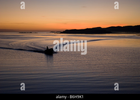 Hummer-Fischer kehrt zurück, um bei Sonnenuntergang Hafen. Stockfoto