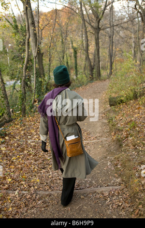 Junge Frau verbringt viel Zeit alleine an einem kalten Herbsttag im Prospect Park Brooklyn NY Stockfoto