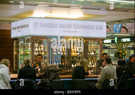 Eine Champagner-Bar im Bahnhof St Pancras in London UK Stockfoto
