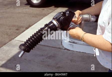 Zur Verbesserung des Umweltschutzes Schlauch Gerät am Ende des Benzin Düse, California Wirtschaft Öl Stockfoto