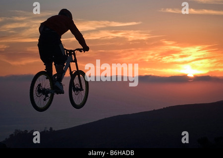 Professionelle Mountainbiker, Richie Schley, Reiten in Laguna Beach, Kalifornien Stockfoto