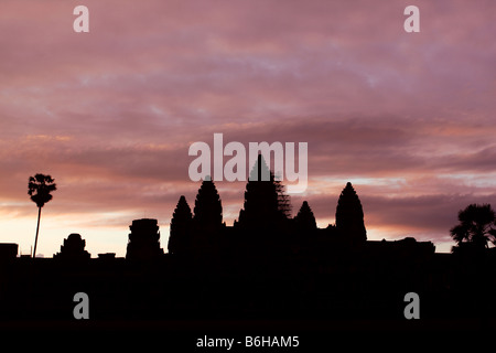 Schwarze Gestalt des Angkor Wat Tempel genommen vor Sonnenaufgang mit einem rosa Himmel, Siem Reap, Kambodscha Stockfoto