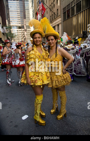 2008 Hispanic Day Parade auf der 5th Ave NYC Portrait zweier Frauen im Kostüm Bolivien in der Parade vertreten Stockfoto