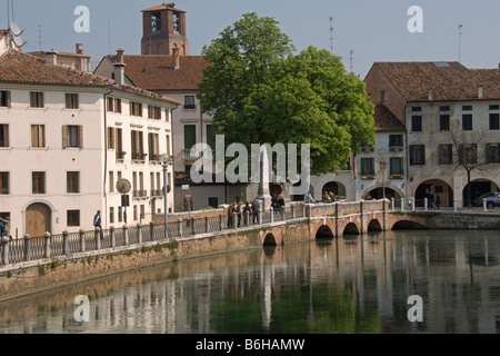 Treviso, die Suche entlang der Riviera Giuseppe Garibaldi nach Ponte Dante RHS Fluss Sile Veneto Italien April 2008 Stockfoto