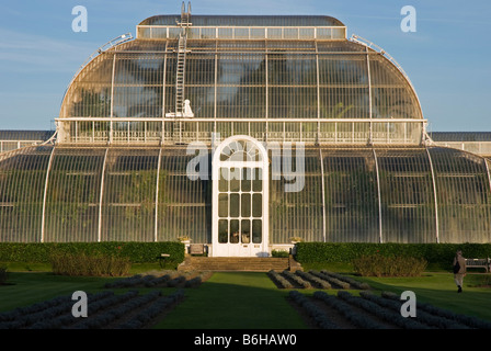 Royal Botanic Gardens, Kew, London. Das Palmenhaus aus Schmiedeeisen und Glas, das 1848 von Decimus Burton erbaut wurde, wird 2027 wegen einer größeren Renovierung geschlossen Stockfoto