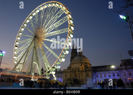 Cardiff-Winter-Wunderland "Admiral Eye" und Eis-Eisbahn vor dem Rathaus Stockfoto