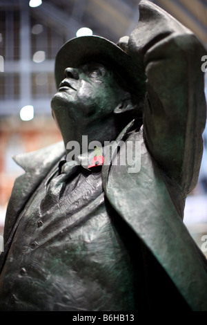 Statue von John Betjeman im Bahnhof St Pancras mit Erinnerung Mohn Stockfoto