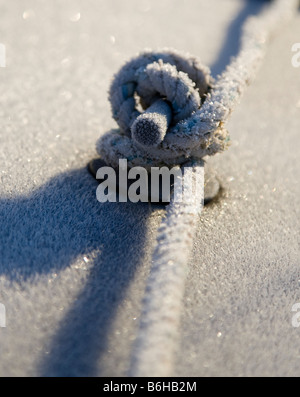 Frost bedeckt Boot Seil Stockfoto