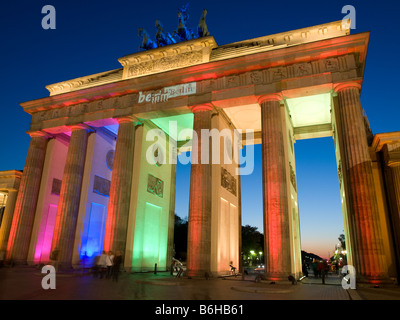 Das Brandenburger Tor ist, lodert in der Nacht beleuchtet. Stockfoto